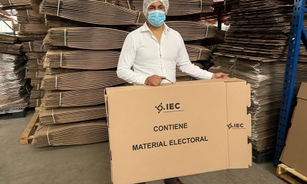 Supervisa presidente consejero del IEC empresa que fabrica material electoral