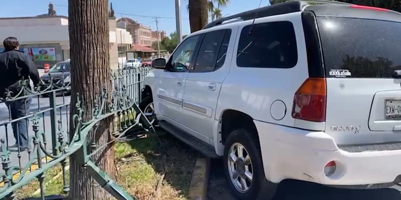 Ignora señal de alto en pleno V Carranza y derriba barandal del camellón central