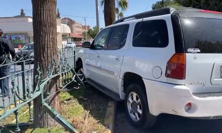 Ignora señal de alto en pleno V Carranza y derriba barandal del camellón central