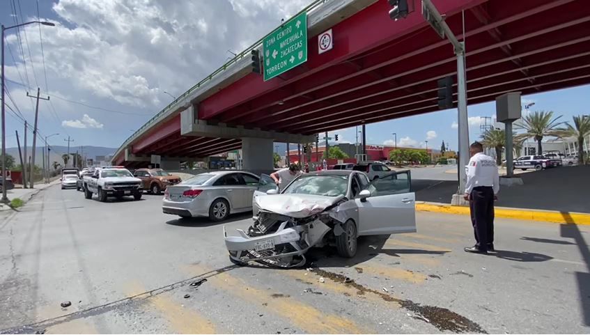 Ignora luz roja y provoca accidente; una mujer termina lesionada en Saltillo