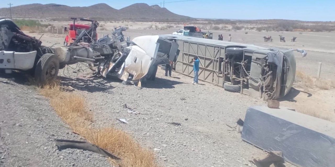Grúa se impacta con un microbús en la Saltillo-Torreón