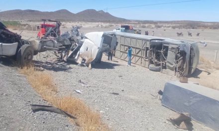 Grúa se impacta con un microbús en la Saltillo-Torreón