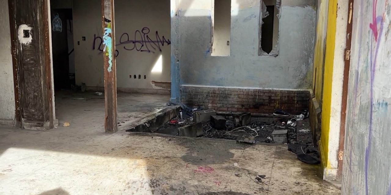 Incendio en inmueble abandonado del centro de Saltillo moviliza a autoridades