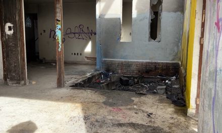Incendio en inmueble abandonado del centro de Saltillo moviliza a autoridades