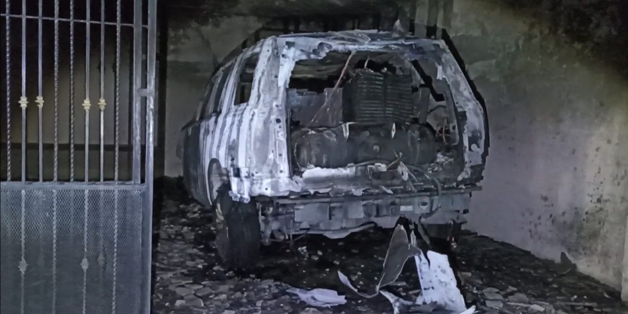 Incendio consume camioneta al norte de Saltillo