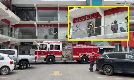 Incendio en plaza comercial sobre Musa de León moviliza a Bomberos de Saltillo
