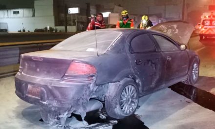 Saltillo: Policías lo salvan de morir quemado; chocó y su carro comenzó a incendiarse