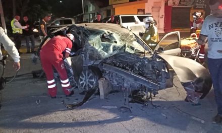 Saltillo: Muere un joven y cuatro quedan gravemente lesionados tras estrellarse contra árbol en Pedro Figueroa
