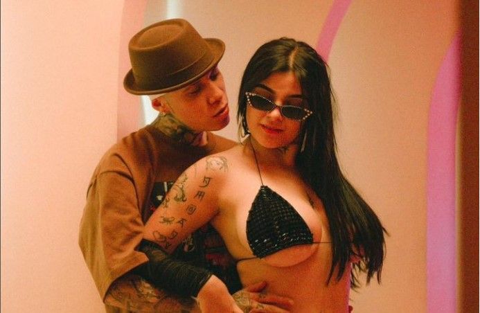 ‘Qué rico sabes’;  la foto de Karely Ruiz sin ropa en la cama junto a Santa Fe Klan