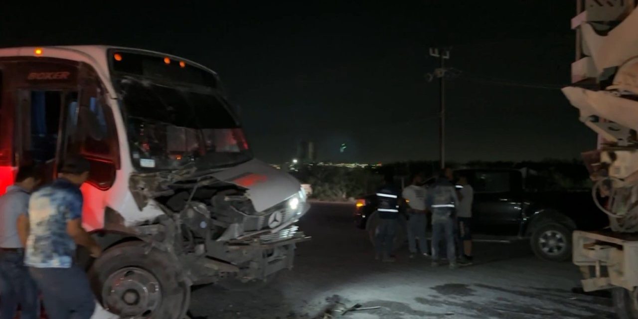 Once lesionados en choque de transporte de personal  en el libramiento Flores Tapia
