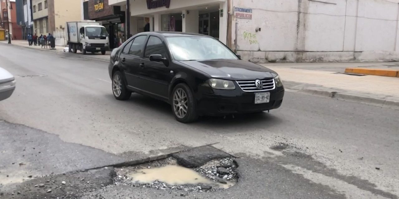 Las lluvias originan un bache de gran tamaño en el corazón de Saltillo