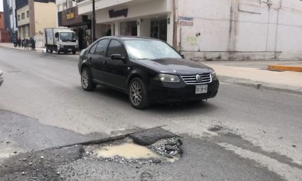 Las lluvias originan un bache de gran tamaño en el corazón de Saltillo