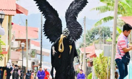Representación de Lucifer causa terror en viacrucis de Iztapalapa