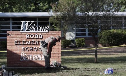 Avalan exponer los 10 mandamientos en escuelas públicas de Texas
