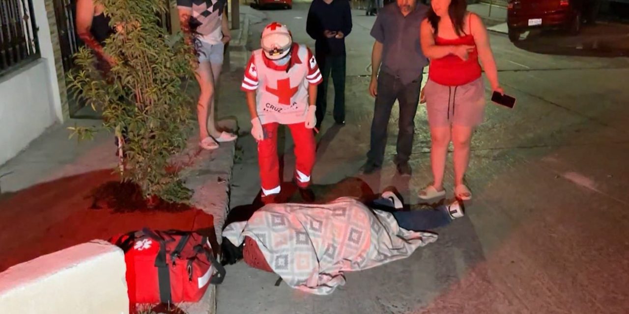 Impacta a motociclista que viajaba sin luces