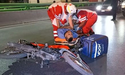 Saltillo: Motociclista ebrio se confunde y rueda por el suelo en el Sarape