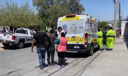 Motociclista es arrollado por taxista en Saltillo