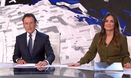 Mujer aparece desnuda durante noticiero en vivo