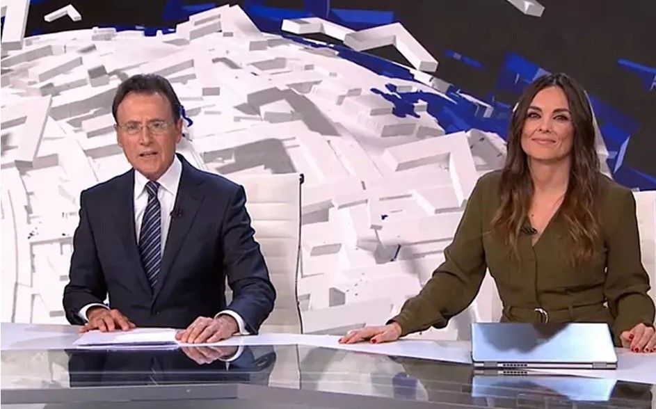 Mujer aparece desnuda durante noticiero en vivo