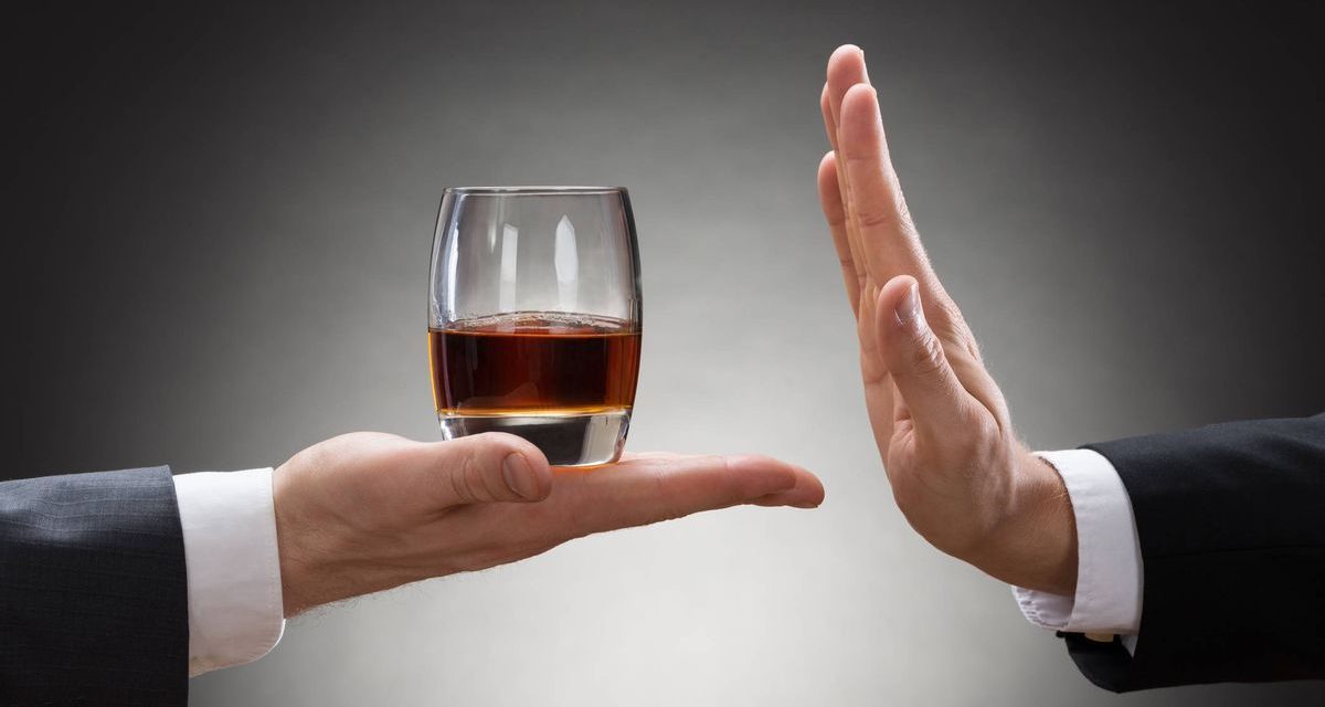 Le implantan chip para dejar de tomar a un paciente con alcoholismo en China