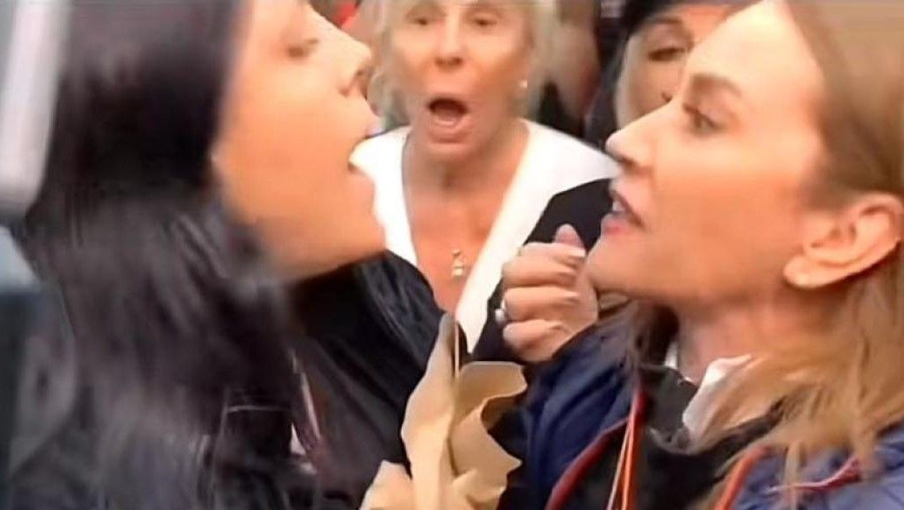 Video: Así fue la pelea entre la hija de Olivia Collins y una conductora de TV Azteca en el último adiós a Julián Figueroa