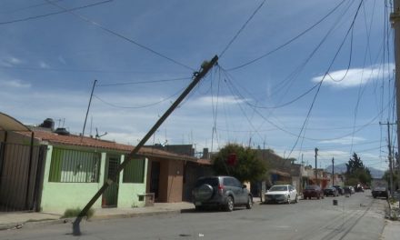 Vecinos temen por su integridad tras caída de poste de telefonía en Satélite Sur de Saltillo