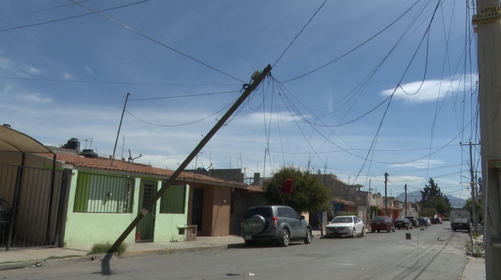 Vecinos temen por su integridad tras caída de poste de telefonía en Satélite Sur de Saltillo
