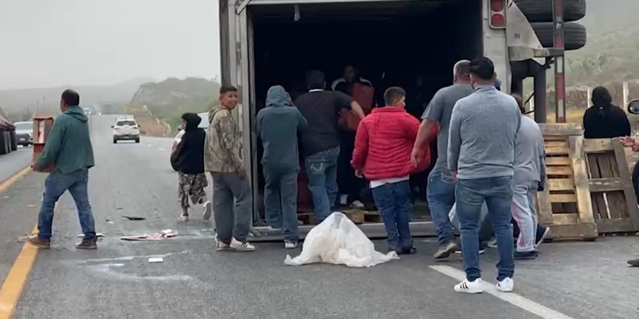 Vuelca camión cargado de leche en la Saltillo-Torreón y se genera la rapiña