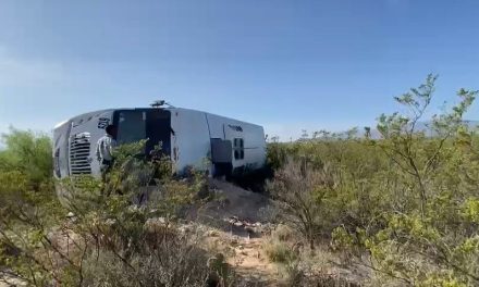 Vuelca transporte de personal en los límites de Coahuila y Nuevo León; deja 24 heridos