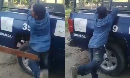 Video: Policía en Sinaloa agarra a tablazos a un detenido en una patrulla