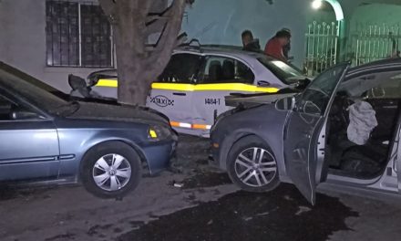 Por huir de una riña, hombre termina destrozando un taxi en Saltillo