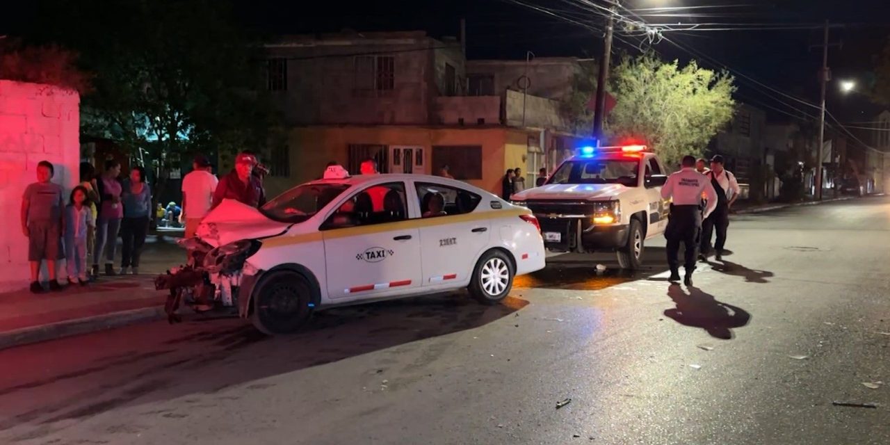 Taxi provoca choque al pasarse alto en Saltillo