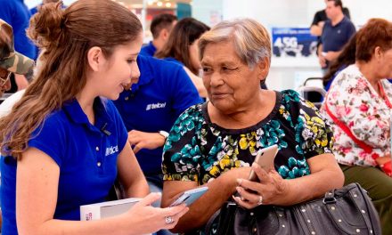 Así es como Telcel le regalará celulares a los adultos mayores en México y además les enseñará a usarlos