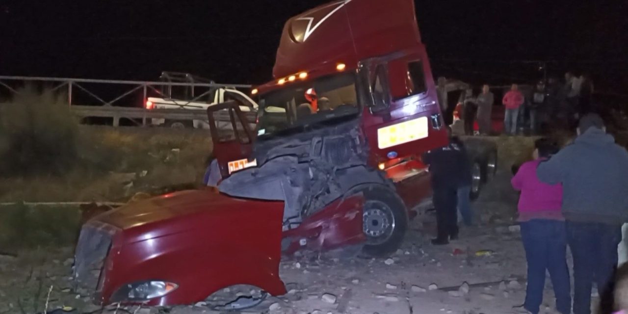 Trailero se queda dormido y termina en el fondo de un barranco en Saltillo