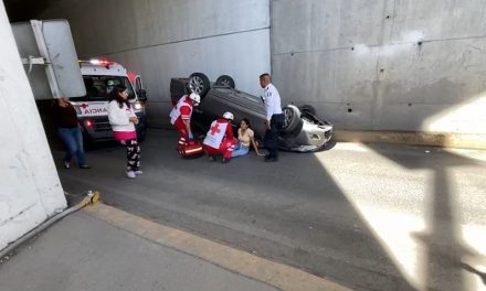 Saltillo: Exceso de velocidad y un charco de agua ocasionan una volcadura en El Sarape