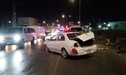 Conductor en estado de ebriedad provoca volcadura en Saltillo