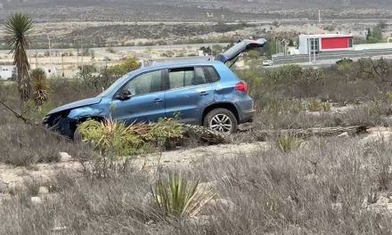 Vuelca familia en la Saltillo-Monterrey y  dos menores resultan heridos
