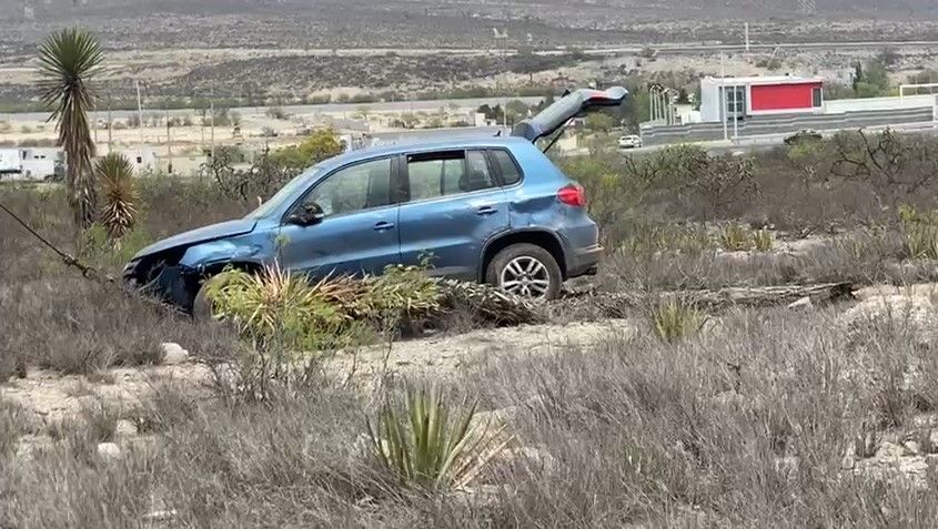 Vuelca familia en la Saltillo-Monterrey y  dos menores resultan heridos