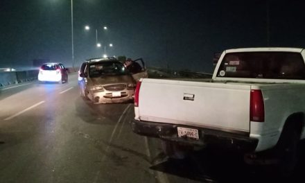 Saltillo: Escapa de un choque y termina volcando su camioneta en Fundadores