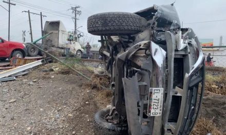 Tren embiste camioneta en Sabinas