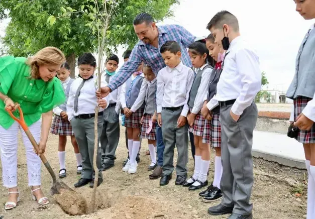 Diana Haro visita escuela primaria en Sabinas