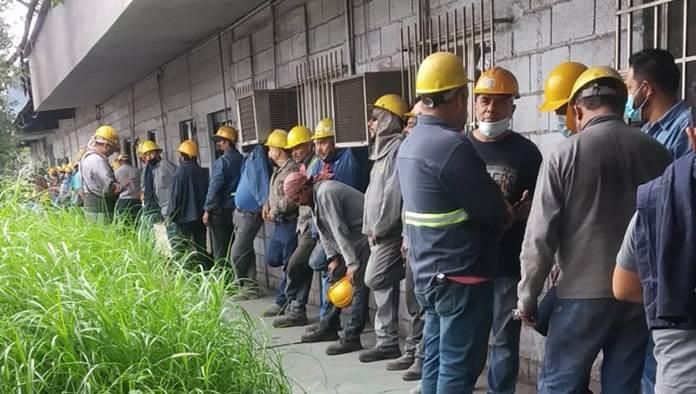 Obreros de AHMSA amagan con huelga de hambre