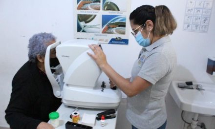 Atiende DIF Acuña salud visual de adultos mayores