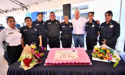 Celebran a mujeres policías por el Día de la Madre en Torreón