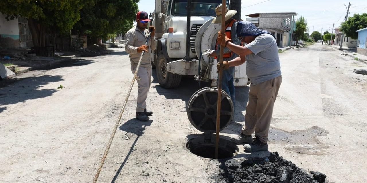 Simas desazolva red sanitaria en Torreón