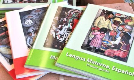 Exigen revisión de contenidos de libros de educación