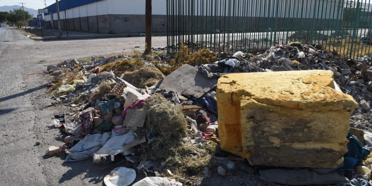 Reinciden en tirar basura en vía pública en Torreón