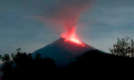 Registra el ‘Popo’ dos explosiones con fragmentos incandescentes
