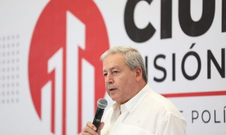 Presenta Chema Fraustro logros de Saltillo ante alcaldes de otras ciudades