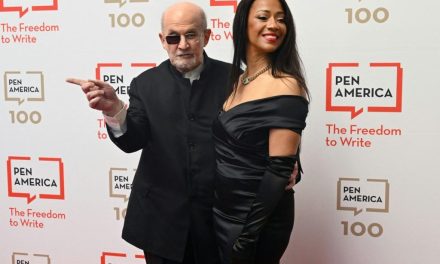 Salman Rushdie reaparece por primera vez tras ser atacado con un cuchillo en 2022